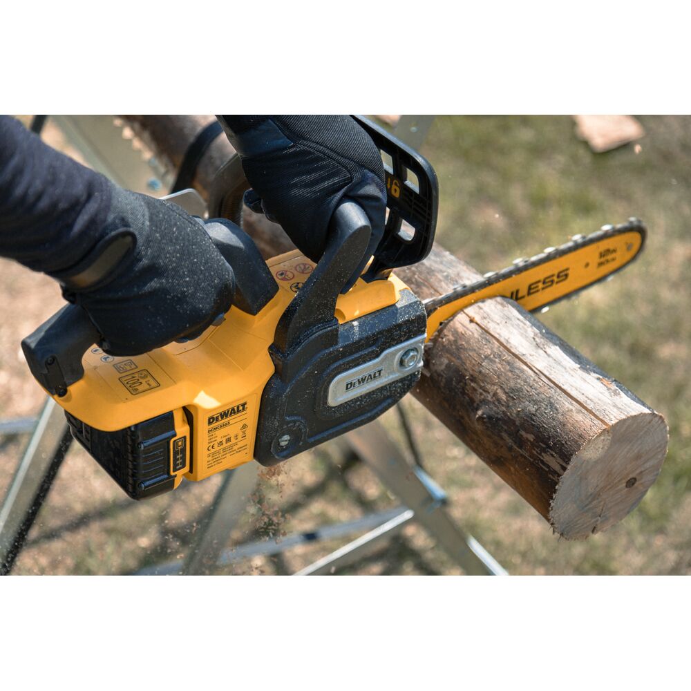 DEWALT chainsaw cutting wood. SKUs: DCMCS565P1-QW, DCMCS565N, DCMCS565P1, DCMCS565N-XJ. Photography category.